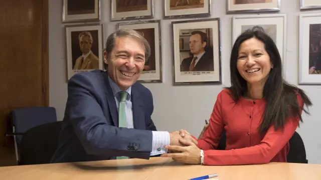 El director de MAZ y la presidenta del Patronato de Fundación APE han firmado un convenio de colaboración.