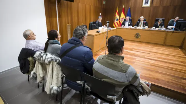 Los cuatro acusados (Federico R. P., a la izquierda) este martes en la Audiencia de Zaragoza.