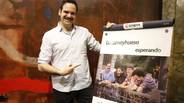 Jorge Usón, junto al cartel anunciador de los conciertos de Decarneyhueso