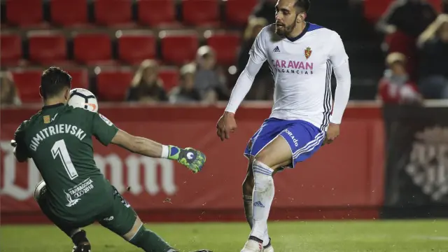 Momento en el que Borja Iglesias marca el 0-2 en Tarragona, que precedió a su gesto con el público que lo insultaba desde el inicio del partido.
