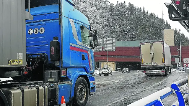 Dos camiones pasando ayer a Francia por el túnel internacional de Somport.