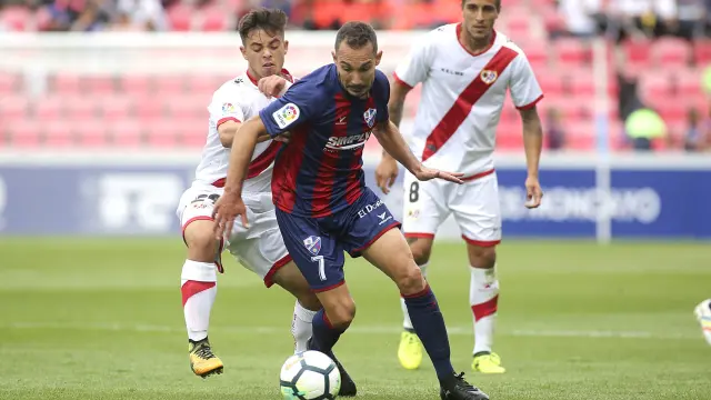 Ferreiro en el Huesca-Rayo de la ida (2-1) ante Álex Moreno y por detrás Trejo.