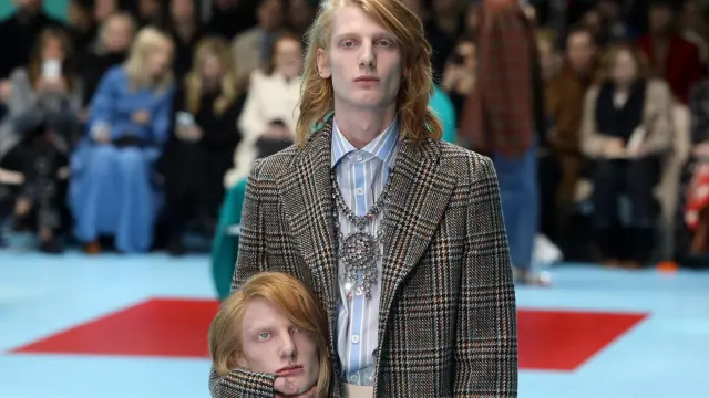 Imagen de archivo del desfile de Gucci en el que las modelos llevaban una recreación de sus cabezas decapitadas.