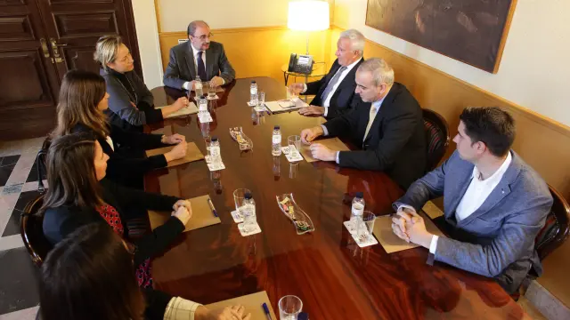 El presidente del Gobierno de Aragón y la consejera de Industria, durante su reunión con el Grupo Ferruz.