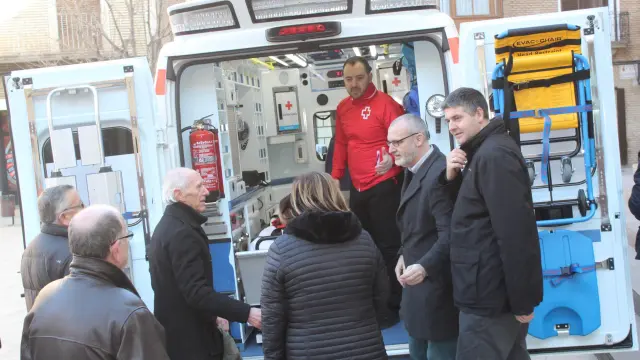 Presentación de la nueva ambulancia de Cruz Roja en Monzón.