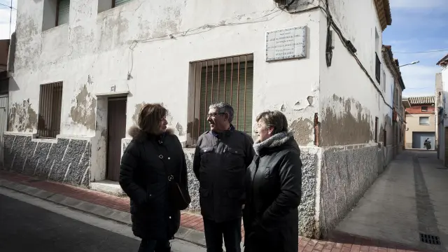María Jesús Alamán, José Ramón Sebastián e Isabel Toro, frente a la casa familiar de Pascuala Perié.