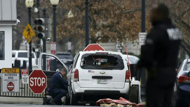 Imagen del vehículo siniestrado frente a la Casa Blanca.