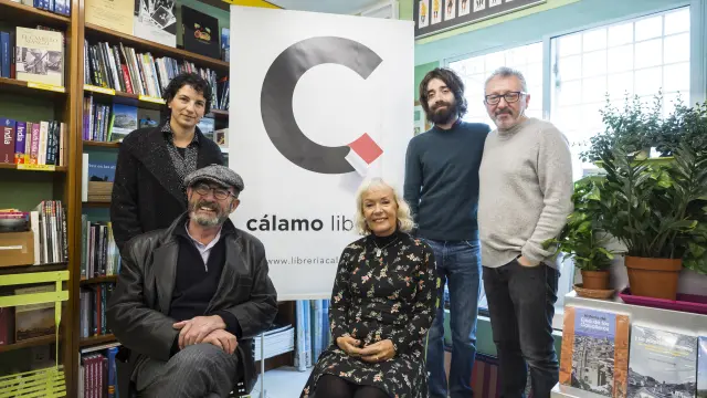 De pie,Verónica Berger, Juan Gómez y Paco Goyanes. Sentados, Juan Madrid y Monika Zgustova