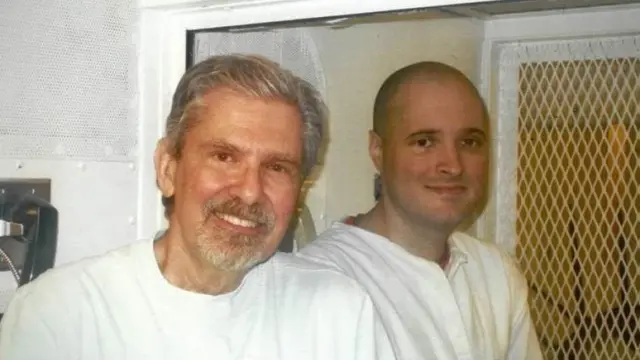 El condenado a muerte Bart Whitaker y su padre, en una imagen de archivo.