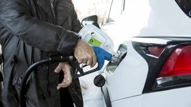 Un cliente llena el depósito de un vehículo en una gasolinera.