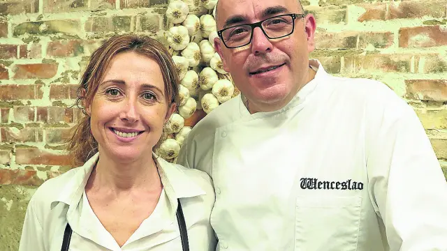 Eva Silva y Ricardo Wenceslao Gómez, en el restaurante Wenceslao, de Zaragoza.