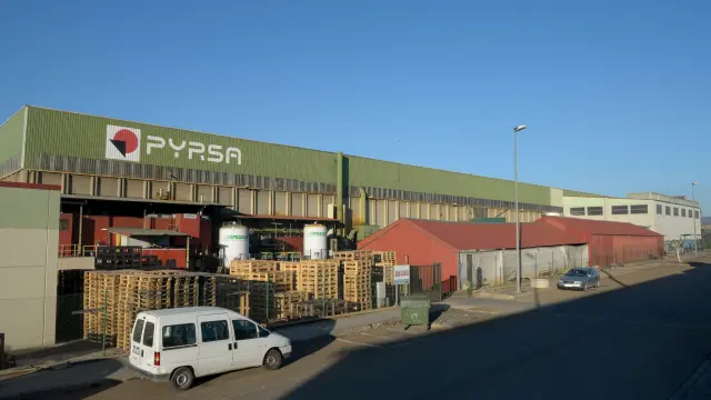 La fábrica de Pyrsa está situada al pie de la carretera N-234.