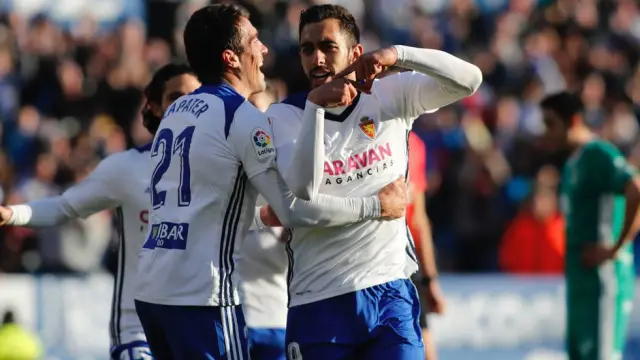 Borja celebra junto a Zapater el primer gol.