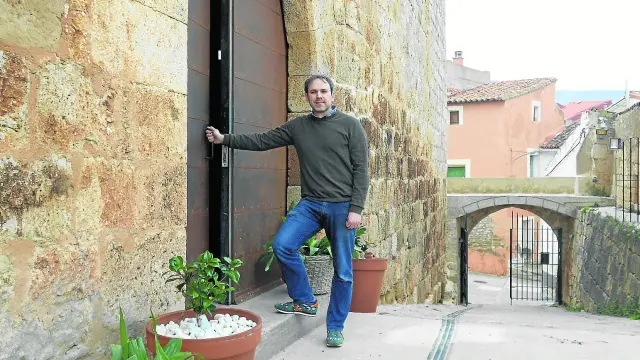 El escritor e historiador Luis Zueco es también el director del hotel ubicado en el castillo medieval de Grisel, tras una profunda rehabilitación.
