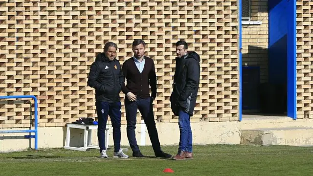 Lalo Arantegui, José Mari Barba y Natxo González, en plena charla al inicio del entrenamiento de este lunes en la Ciudad Deportiva del Real Zaragoza.