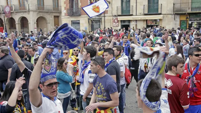 Aficionados del Real Zaragoza en la plaza Mayor de Soria hace cuatro años.