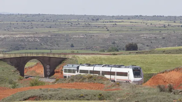 Un tren, que en mayo de 2017 remolcaba un 'tamagotchi' averiado, circula entre Lechago y Ferreruela de Huerva, un tramo con trazado obsoleto