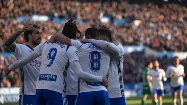 Los jugadores del Real Zaragoza celebran uno de sus goles ganadores el pasado domingo frente al Oviedo.