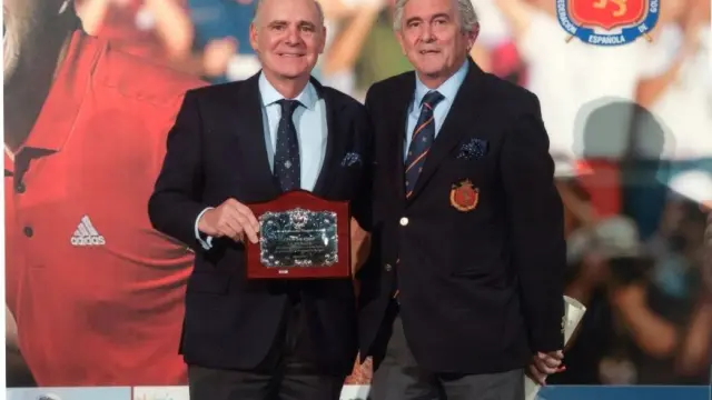 El presidente de La Peñaza, José Luis Español, recibe la Placa al Mérito en Golf de manos del máximo responsable de la Real Federación Española de Golf, Gonzaga Escauriza.