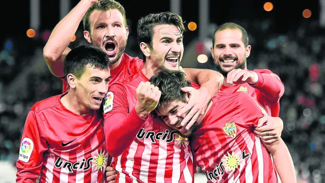 Varios jugadores del Almería celebran uno de los goles marcados recientemente.