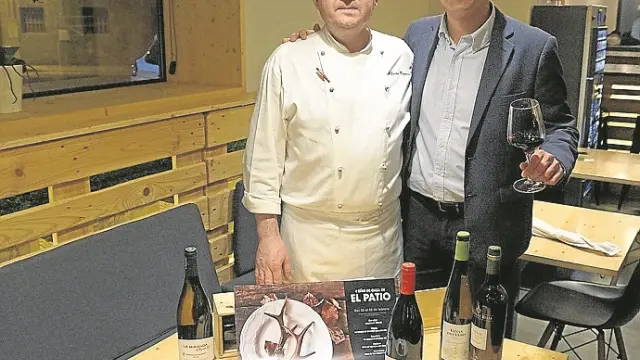 Alberto Noguero y Diego Mur, con platos y vinos del menú.