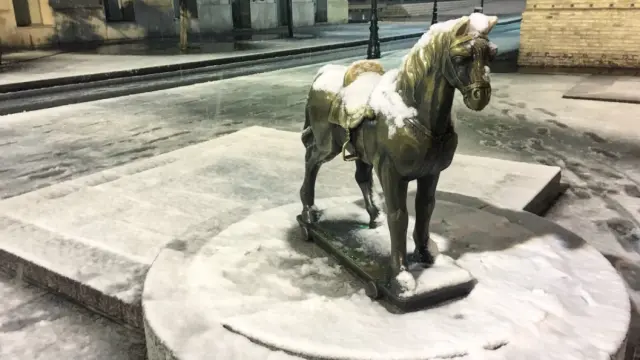 El caballito de la Plaza del Pilar cubierto de nieve