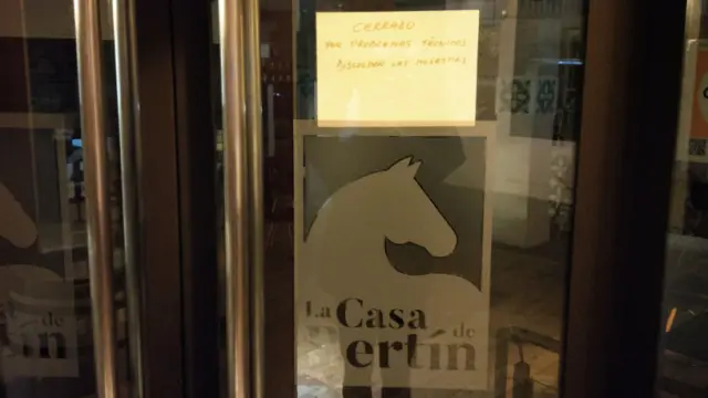 La nota, escrita a mano, está colocada en la puerta del establecimiento.