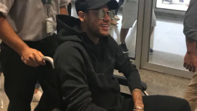 Neymar a su llegada a Río de Janeiro en silla de ruedas.