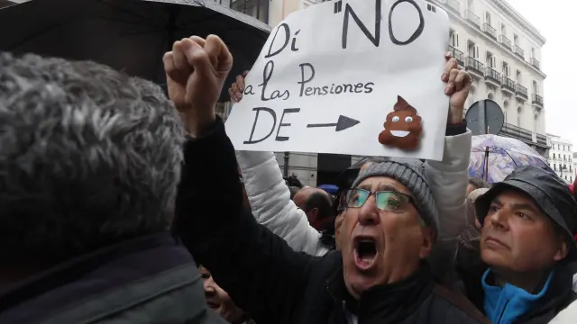 Cientos de pensionistas han desafiado al clima para protestar en Madrid