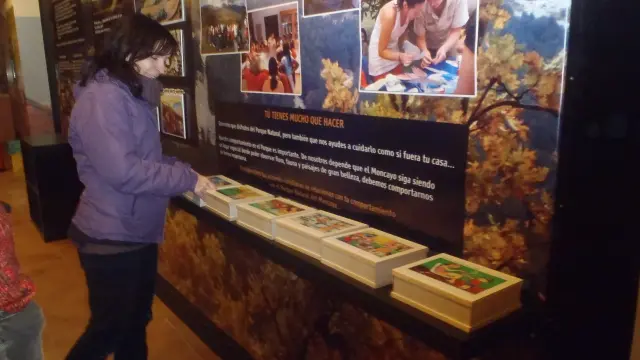 Un tablero interactivo explica los ecosistemas del parque del Moncayo en el centro de Agramonte.