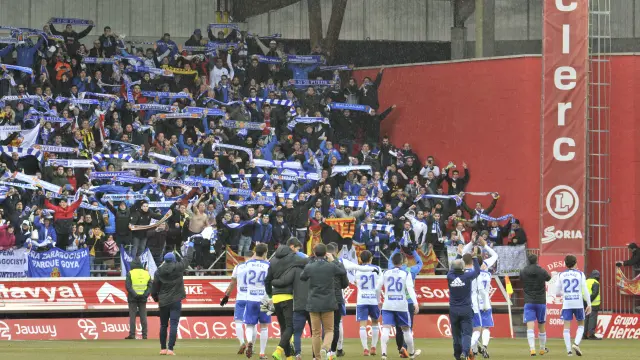Las afición del Zaragoza celebra el triunfo en Los Pajaritos.