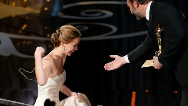 Jennifer Lawrence, con el actor francés   Jean Dujardin, el pasado 24 de febrero recibiendo un premio de la Academia de Hollywood.