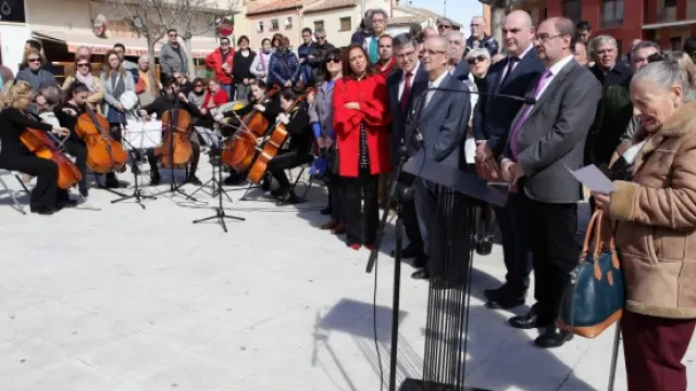 El Presidente de Aragón, Javier Lambán, junto con los consejeros de Presidencia, Vicente Guillén, y de Educación, Cultura y Deporte, Mayte Pérez, participan en el 80 aniversario del bombardeo de Alcañiz