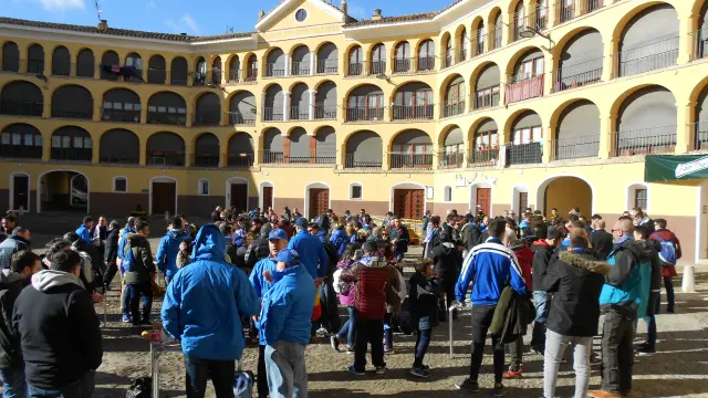 Parada de peñas zaragocistas en Tarazona camino Soria