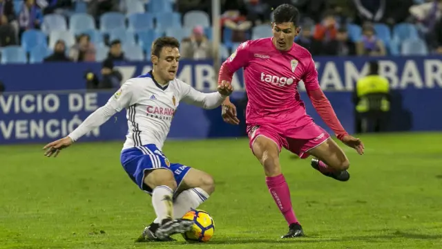 Dani Lasure, en pugna con Loureiro, en el partido que el Real Zaragoza ganó al Córdoba en La Romareda por 1-0, el 26 de enero.