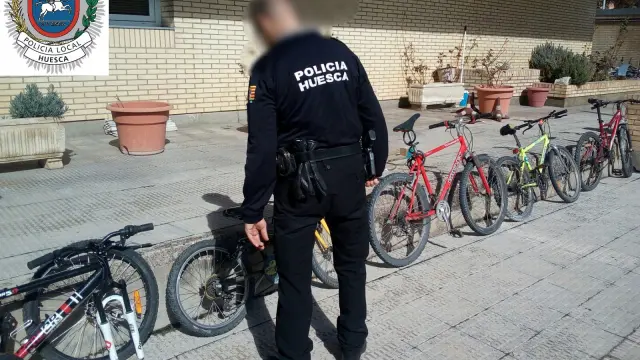 Tres jóvenes denunciados por el robo de un aparcabicis y varias bicicletas, en Huesca