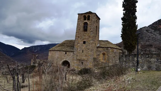 Campanario e iglesia de Beranuy.