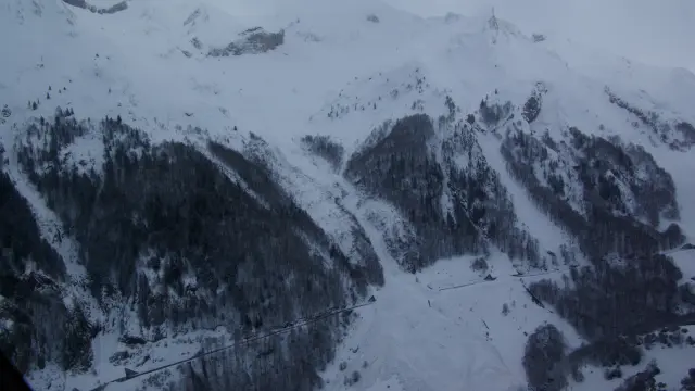 La caída de avalanchas sobre la carretera es evidente en esta imagen tomada desde un helicóptero