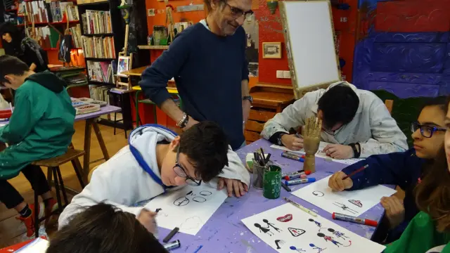 Los participantes en el proyecto creativo trabajando en el estudio del artista Fernando Sanagustín.