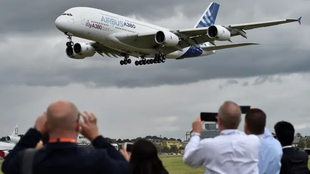 Demostración del vuelo de un Airbus A380.