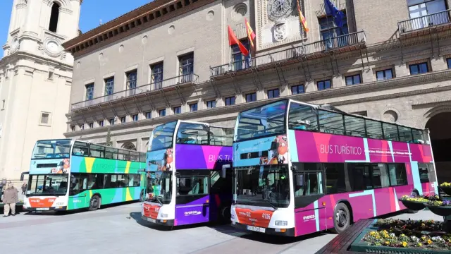 Los autobuses con los nuevos vinilos, en la plaza del Pilar.