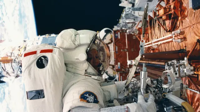 La astronauta estadounidense Kathryn Thornton, durante la reparación del telescopio espacial Hubble.