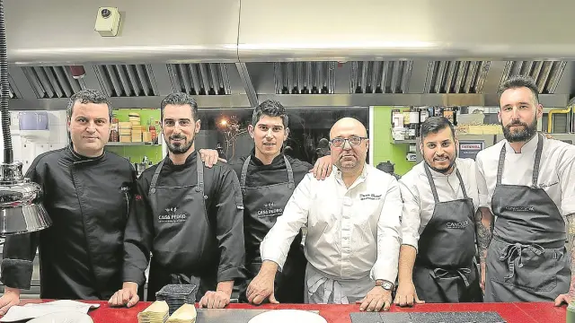 Los cocineros Jorge García, Luis y Javier Carcas, Darío Bueno, Ramcés González y Víctor Laorden.