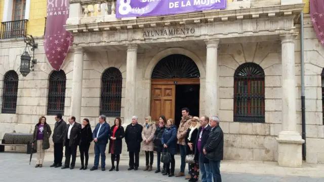 Concentración institucional ante el Ayuntamiento de Teruel por el Día de la Mujer.  