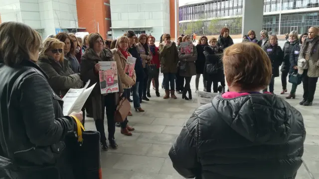 Más de medio centenar de funcionarias se han concentrado a las 11.30 en la puerta del edificio Fueros de Aragón de la Ciudad de la Justicia para apoyar la huelga feminista del 8-M.