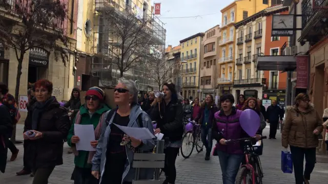 Marcha feminista desde El Barrio del Perpetuo Socorro a Correos, en Huesca, donde se formará una cadena humana