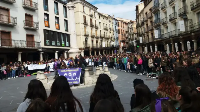  Unas mil personas, la mayoría estudiantes, se han concentrado en la plaza del Torico de Teruel. 