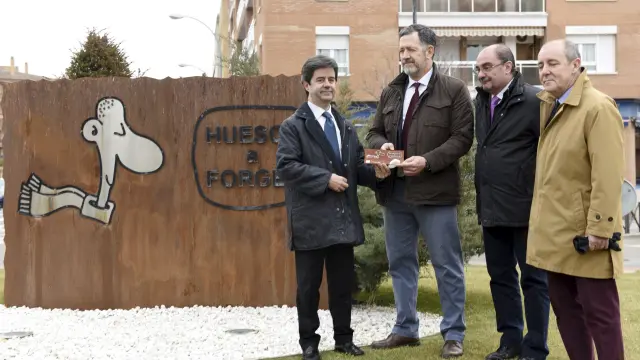 El alcalde le entregó una placa al sobrino de Forges en la rotonda dedicada al humorista gráfico fallecido