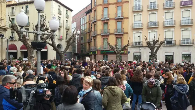 Cadena de mujeres entre Corres y la plaza de Navarra, en Huesca