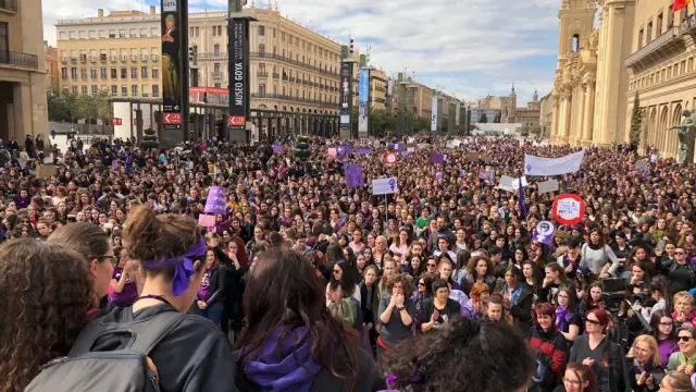 La plaza del Pilar, llena al acabar la manifestación con motivo del Día de la Mujer